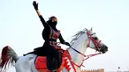 Perempuan Arab melambaikan tangan saat menunggangi kuda dalam Festival Souk Okaz 2019 di Kota Taif, Arab Saudi, Rabu (7/8/2019). Tahun ini merupakan pertama kalinya perempuan diizinkan untuk berpartisipasi dalam Festival Souq Okaz 2019. (AMER HILABI/AFP)