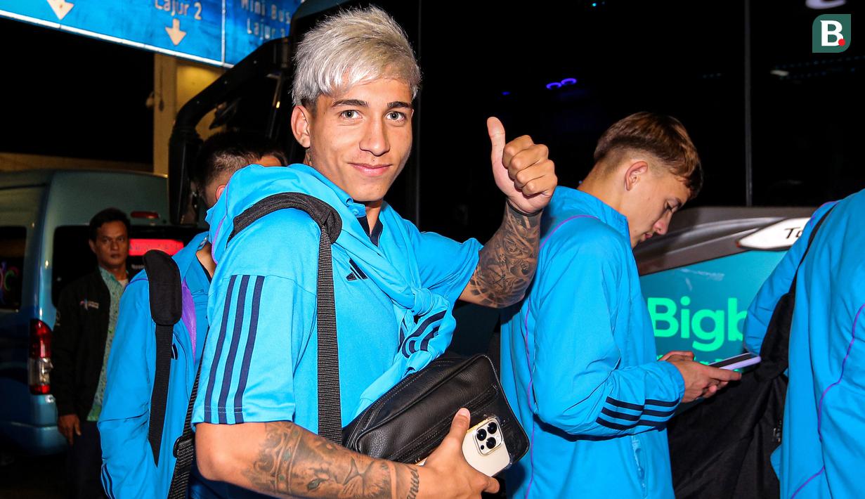 Pemain Timnas Argentina U-17, Maher Mauricio Carrizo (kiri), membalas sapaan fotografer dengan mengacungkan jempol saat tiba di Terminal 3 Bandara Soekarno Hatta, Tangerang, Banten, untuk mengikuti Piala Dunia U-17 2023, Rabu (1/11/2023). Piala Dunia U-17 2023 menjadi edisi ke-15 sepanjang sejarah. Pencapaian terbaik Argentina adalah peringkat ketiga pada edisi 1991, 1995, dan 2003. (Bola.com/Bagaskara Lazuardi)