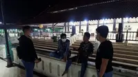 Personil Sat Resnarkoba Polres Serang Kota, ikut serta mengajak wisatawan di Masjid Agung Banten, Kota Serang, untuk memakai masker. (Dokumentasi Sat Resnarkoba Polres Serang Kota).