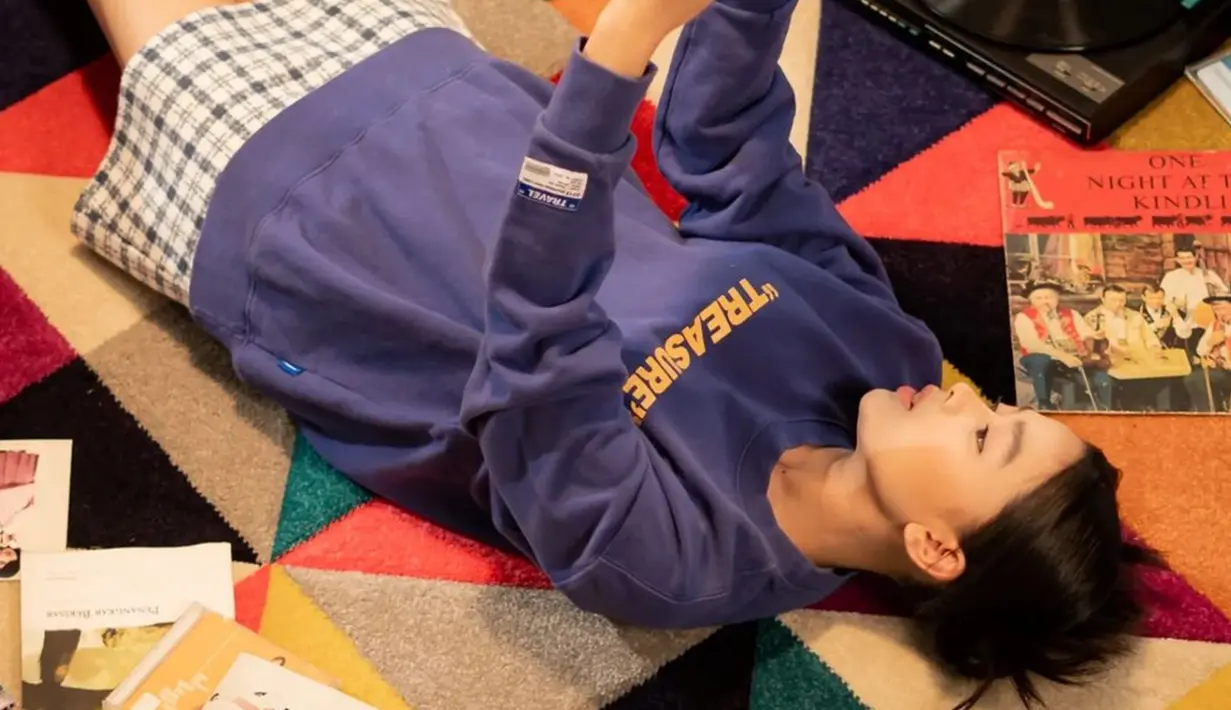 Selama syuting video klip, pemain Surat Kecil untuk Tuhan ini tampil dengan busana kasual dan ceria. Tak sedikit pula netizen dan rekan selebriti lain yang turut memberikan dukungan. (Liputan6.com/IG/@aqeelacalista)