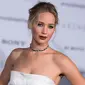 Aktris cantik Jennifer Lawrence berpose saat menghadiri penayangan perdana film terbarunya, "Passengers" di Los Angeles, California, AS, (14/12). Jennifer Lawrence akan berperan sebagai Aurora Dunn. (AFP Photo/Valerie Macon)