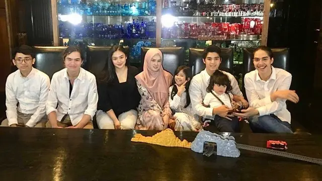 7 Potret Kebersamaan Mulan Jameela dengan Putra Pertamanya yang Jarang Tersorot