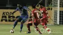 Gelandang Persib, Michael Essien, berusaha melewati pemain Persiba pada laga lanjutan liga 1 Indonesia di Stadion GBLA, Bandung, Minggu (11/06/2017). Skor 0-0 di babak pertama. (Bola.com/M Iqbal Ichsan)