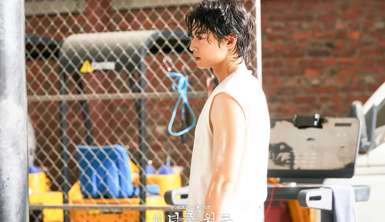 <p>Potongan gambar yang baru dirilis menggambarkan tatapan tajam Kwon Sun Yool. Bersimbah keringat, foto ini menggambarkan sisi lainnya sebagai pekerja kasar. (Foto: Instagram/ mbcdrama_now)</p>