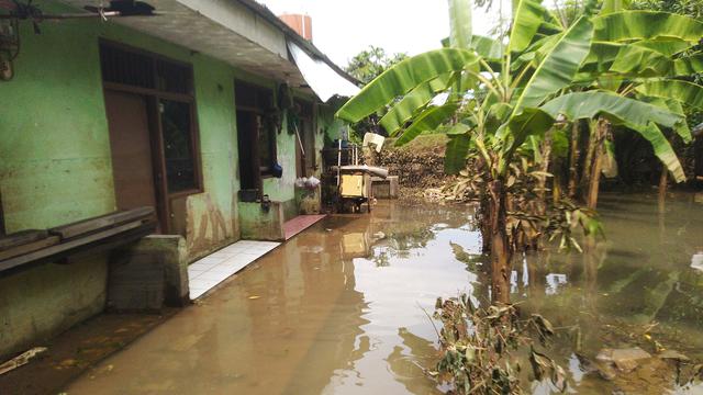 Genangan usai banjir Jakarta di kawasan RT 07/RW 11 Kembangan, Jakarta Barat