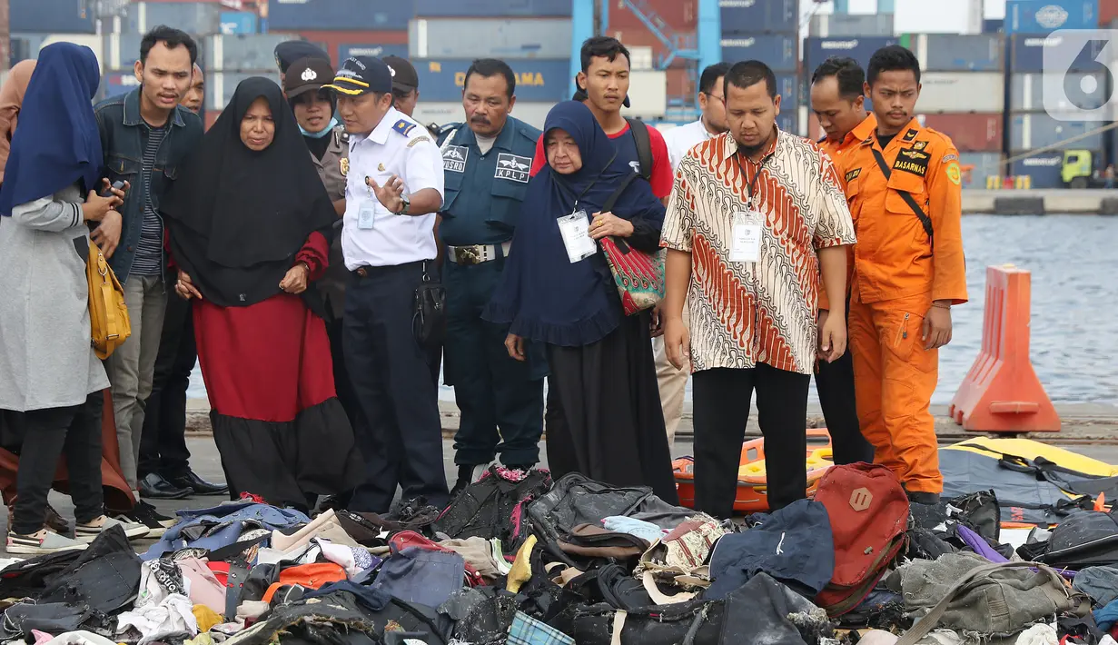 File foto pada 31 Oktober 2018 memperlihatkan beberapa keluarga korban jatuhnya pesawat Lion Air JT 610 melihat barang-barang temuan di Pelabuhan JICT 2, Jakarta. 189 orang menjadi korban jatuhnya pesawat Lion Air JT-610 pada 29 Okotber 2018 silam. (Liputan6.com/Helmi Fithriansyah)