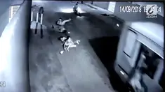 Upaya 6 orang penumpang menyelamatkan diri dari perampok bersenjata tajam di Brazil. Ini merupakan perampokan kelima yang terjadi dalam satu bulan.