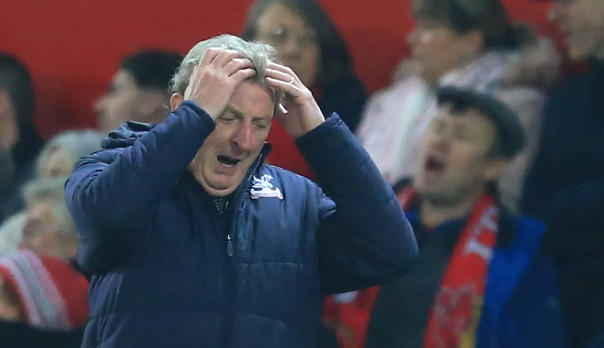 Ekspesi pelatih Crystal Palace, Roy Hodgson saat timnya gagal memanfaatkan peluang melawan Manchester United pada laga lanjutan Premier League yang berlangsung di stadion Old Trafford, Manchester, Minggu (25/11). Crystal Palace bermain imbang 0-0. (AFP/Li