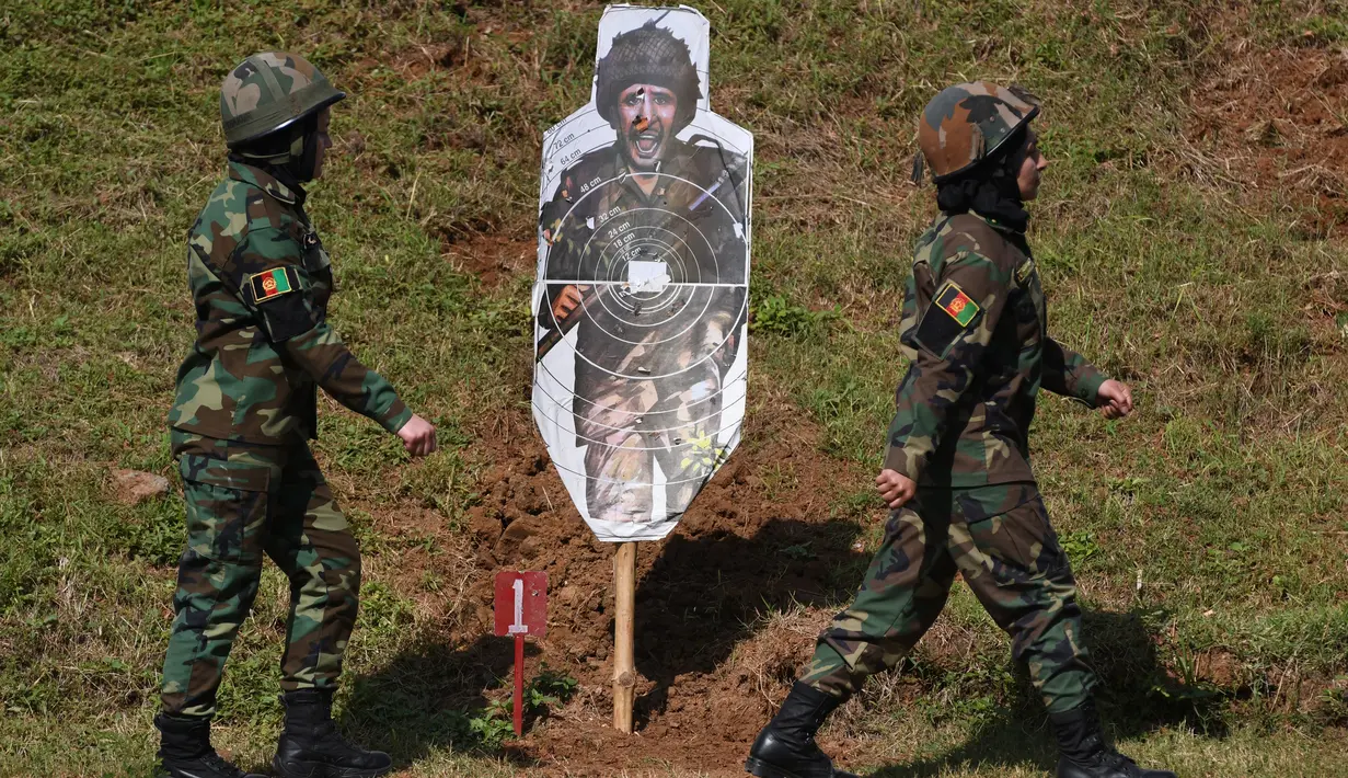 Dua kadet tentara wanita Afghanistan bersiap mengikuti latihan menembak selama program pelatihan militer di Akademi Pelatihan Perwira di Chennai, India (12/12/2019). Sebanyak dua puluh kadet tentara Afghanistan mengikuti program latihan militer tersebut. (AFP/Arun Sankar)