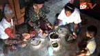 Sebuah keluarga di Bekasi, Jabar, yang hidup dalam kemiskinan menjadikan keong, rumput, dan singkong, sebagai makanan mereka sehari-sehari.