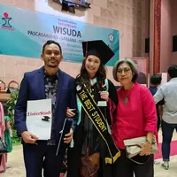 Verlita Evelyn ikuti wisuda S-2 di kampusnya (Foto: Instagram @ivan_saba)