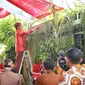 Proses pemasangan Bleketepe dan Tuwuhan (Adrian Putra/bintang.com)