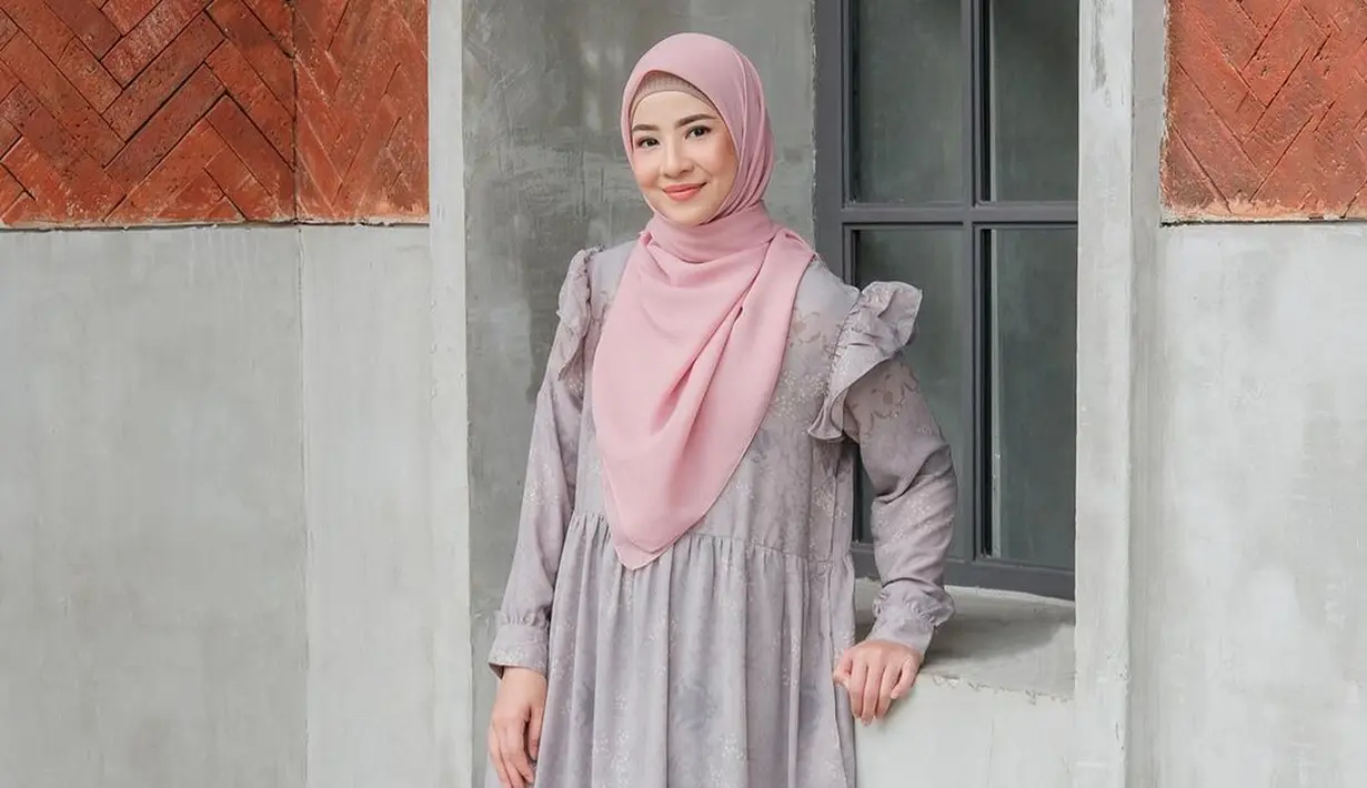 Dress motif warna kalem dipadu hijab warna pink bisa jadi pilihan OOTD untuk daily maupun acara formal. [Foto: IG/natasharizkynew].
