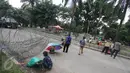 Pedagang dan warga berada di sekitar ruang sidang kasus penistaan agama dengan terdakwa Gubernur DKI Basuki T Purnama, Jakarta, Senin (13/2). Memasuki masa tenang Pilkada, kondisi di luar sidang terpantau lebih sepi. (Liputan6.com/Immanuel Antonius)
