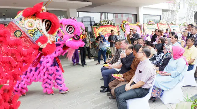 Atraksi Barongsai memeriahkan acara Soft Opening Ceremony Favehotel Bandara Tangerang.