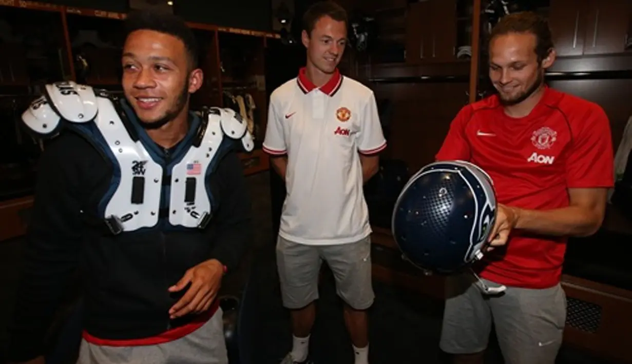 Pemain MU mencoba perlengkapan American Football. (Manutd.com)