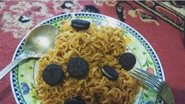 6 Mi Instan dengan Topping Tidak Biasa Ini Bikin Heran