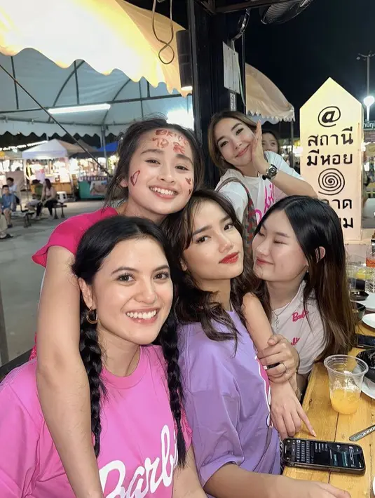 Dalam bridal shower tersebut, terlihat sahabat-sahabatnya pun mengenakan pakaian Barbie. Aruan Marsha tampil mengenakan baju pink dengan kepang duany. Fuji dengan kaos ungu, dan Gisella tampil dengan kaos putih yang semuanya bertuliskan Barbie. @fuji_an