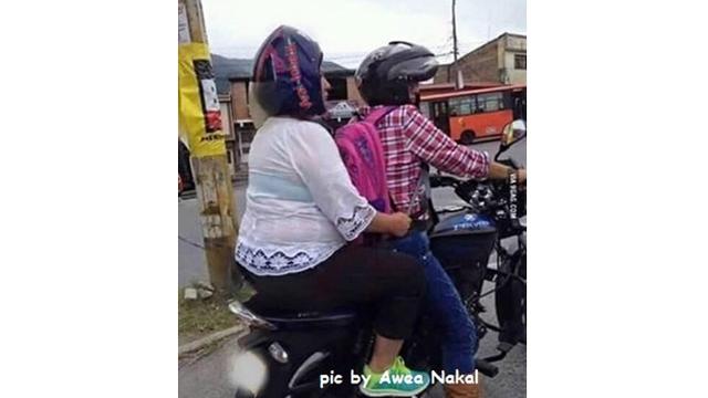 6 Kelakuan Cewek saat Pakai Helm di Jalan Ini Kocak