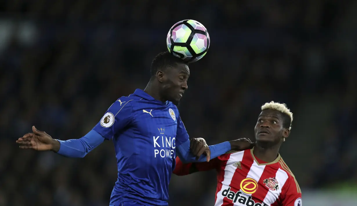 Pemain Leicester City, Wilfred Ndidi (kiri) menyundul bola melewati pemain Sunderland, Didier Ibrahim Ndong pada lanjutan Premier League di King Power Stadium, Leicester, Selasa (4/4/ 2017) Waktu setempat. Leicester menang 2-0. (Mike Egerton/PA via AP)