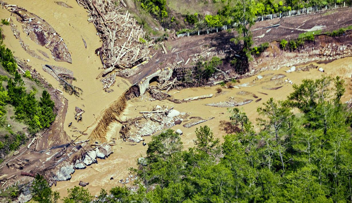 Pemerintah Kabupaten Bener Meriah telah mengumumkan status darurat bencana untuk memobilisasi bantuan dan upaya pemulihan. Tampak dalam foto, sebuah jembatan yang rusak akibat banjir bandang terlihat di Kabupaten Bener Meriah, Provinsi Aceh, pada Kamis 4 Desember 2025. (CHAIDEER MAHYUDDIN/AFP)