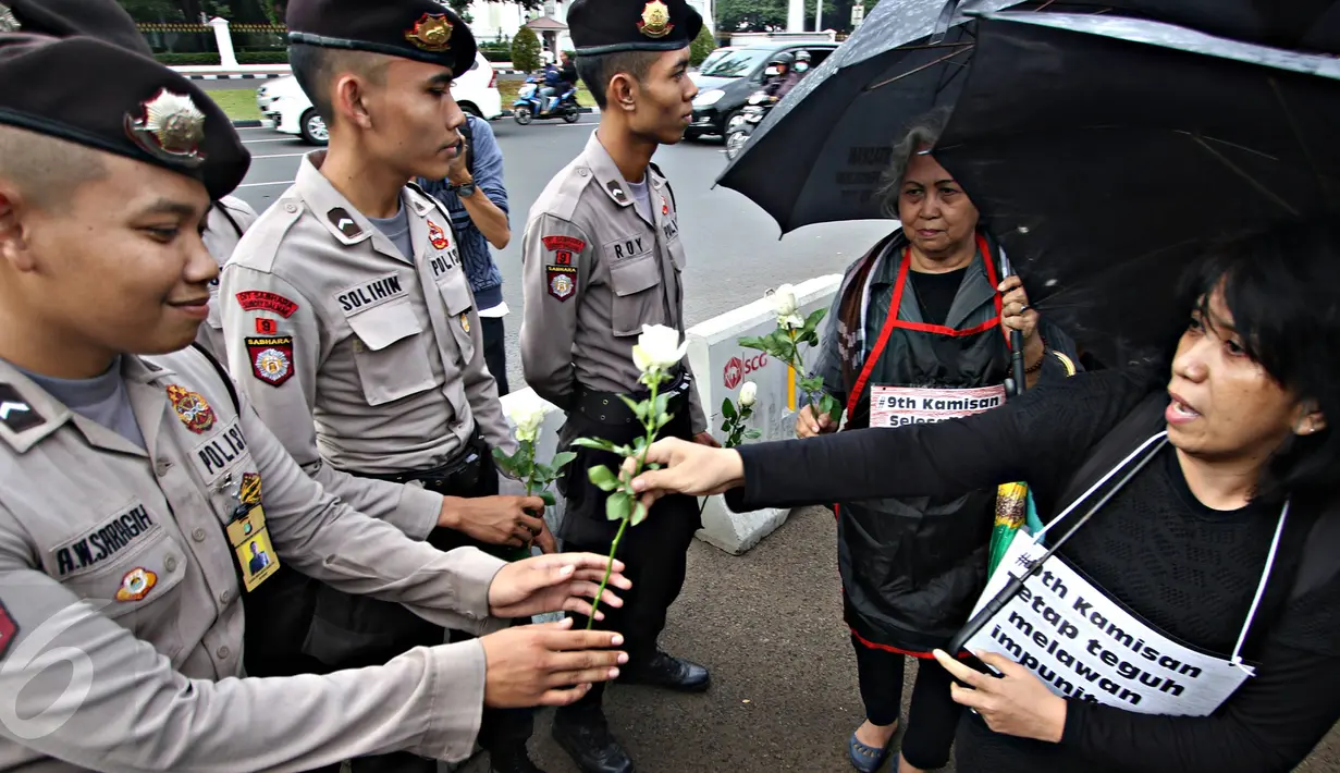 Istri aktivis Munir, Suciwati bersama Jaringan Solidaritas Korban untuk Kekerasan melakukan aksi Kamisan ke-427 di Jakarta, (21/1). Aksi ini yang telah berlangsung 9 tahun. (Liputan6.com/Immanuel Antonius)