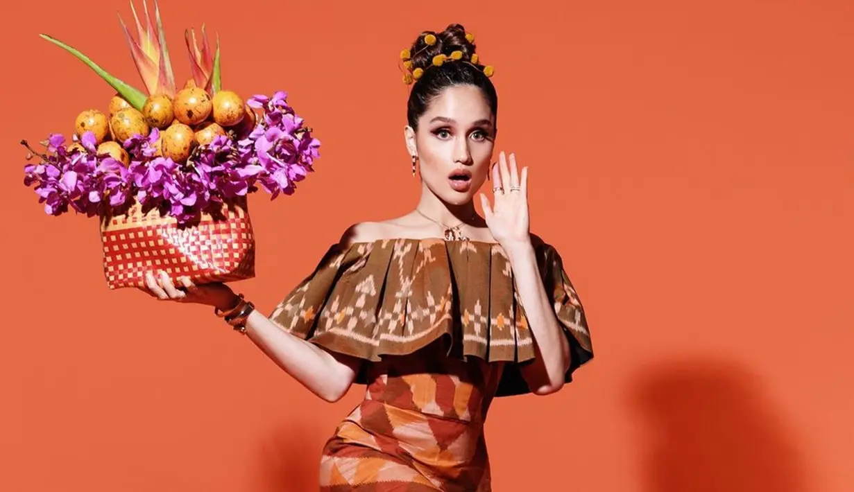 Menggunakan busana model sabrina, gaya pemotretan Cinta Laura satu ini jadi sorotn netizen. Ia pun terlihat menggunakan makeup dan tatanan rambut yang cukup sederhana dengan beberapa hiasan yang menyerupai buah markisa.(Liputan6.com/IG/@claurakiehl)