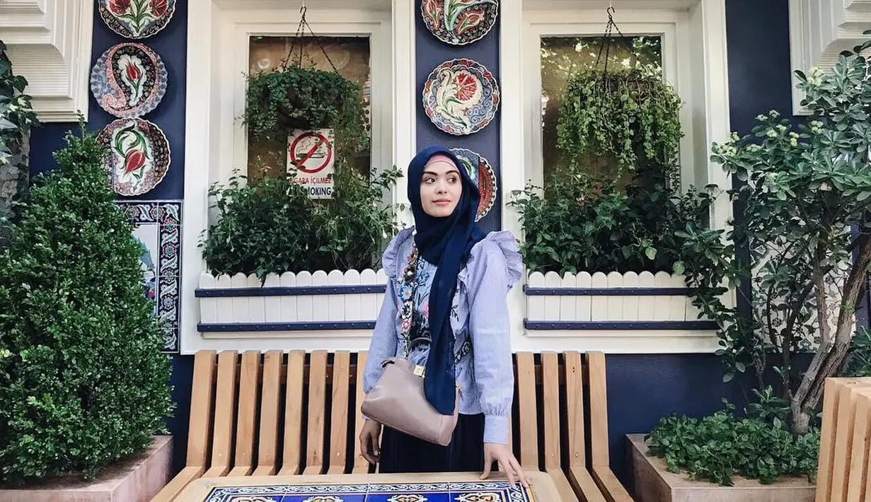 Vebby Palwinta, sebagai seorang muslimah kini telah mantap berhijab menjalankan syariat agama Islam. Parasnya yang cantik semakin menjadi sorotan publik karena penampilannya yang modis dengan hijabnya. (Instagram/vebbypalwinta)