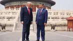 Presiden Amerika Serikat (AS), Donald Trump (kiri) berdiri bersama Presiden Tiongkok, Xi Jinping di Temple of Heaven, Beijing, Kamis 14 Mei 2026. (AP Photo/Mark Schiefelbein)