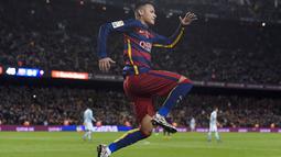 Pemain Barcelona, Neymar  merayakan golnya ke gawang Celta Vigo pada pekan ke-24 La Liga Spanyol di Stadion Camp Nou, Barcelona. (AFP / Josep Lago)