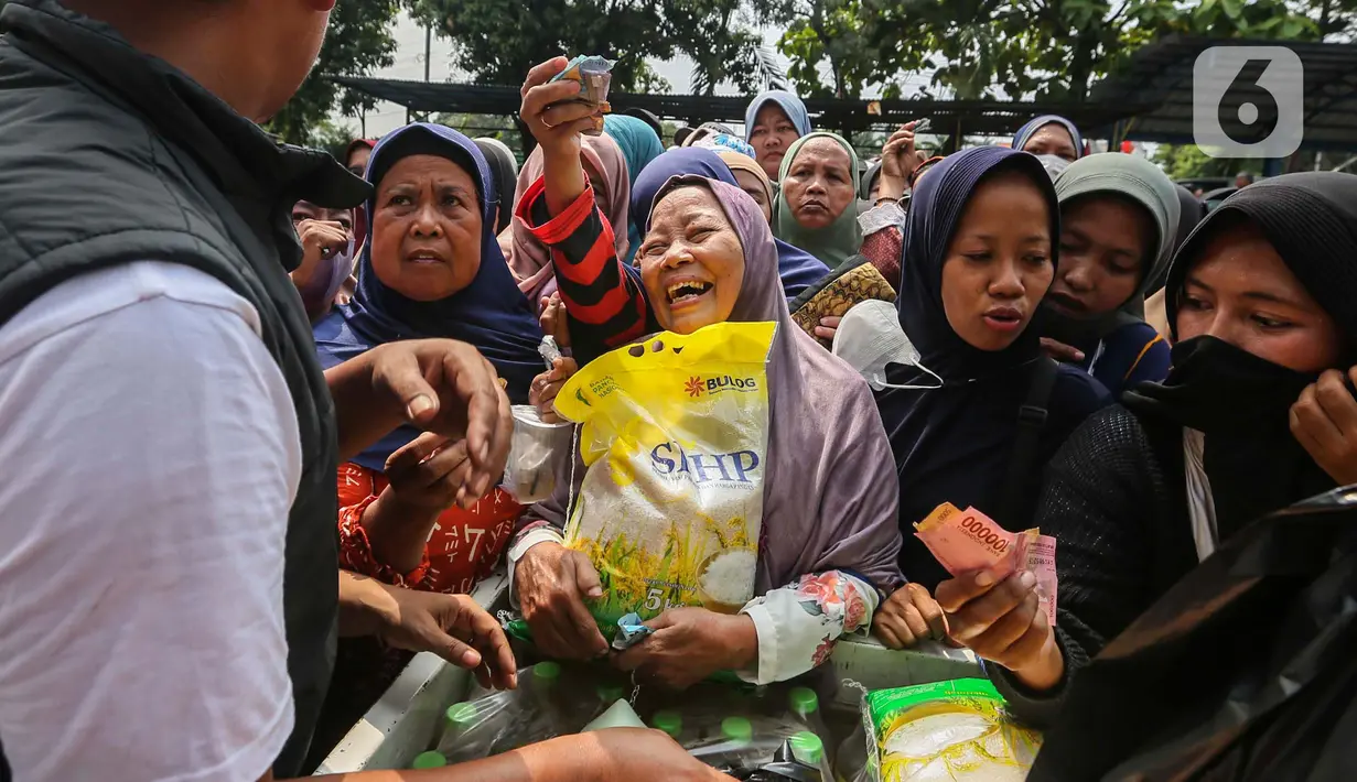 Tidak hanya beras, minyak goreng dan gula, masyarakat juga bisa membeli kebutuhan pokok lainnya seperti telur ayam, cabai serta bawang dengan harga yang lebih murah. (Liputan6.com/Angga Yuniar)