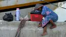 Pedagang kopi keliling atau dikenal dengan sebutan starling menunggu pembeli di Pelabuhan Sunda Kelapa, Jakarta, Sabtu (7/12/2019). Pedagang yang mematok harga antara Rp 3.000 - Rp 7.000 ini menyasar buruh angkut Pelabuhan Sunda Kelapa. (merdeka.com/Imam Buhori)
