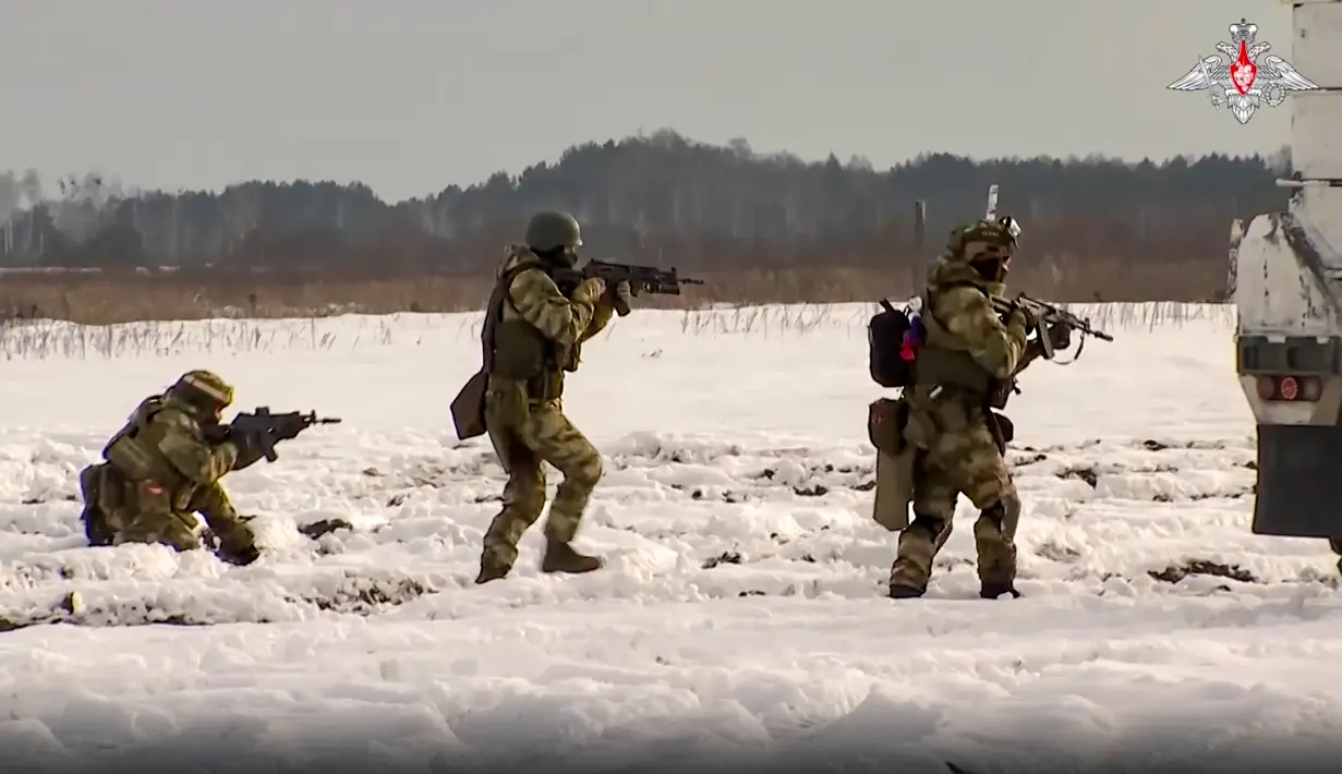 Dalam foto selebaran yang diambil dari video Layanan Pers Kementerian Pertahanan Rusia pada 28 Desember 2022 memperlihatkan pasukan Rusia ikut serta dalam latihan di lokasi yang tidak ditentukan di Belarusia. (Russian Defense Ministry Press Service via AP)