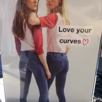 Diaggap tak sesuai antara tulisan dan gambar, iklan Zara ini tuai sindiran netizen. (Via: designtaxi.com)