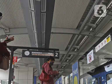Calon penumpang mengenakan masker saat menunggu  datangnya kereta di Stasiun MRT Lebak Bulus, Jakarta, Senin (6/4/2020). PT MRT Jakarta tak akan menerima penumpang tanpa menggunakan masker seusai seruan Gubernur DKI Anies Baswedan untuk mencegah penyebaran virus Corona (Liputan6.com/Herman Zakharia)