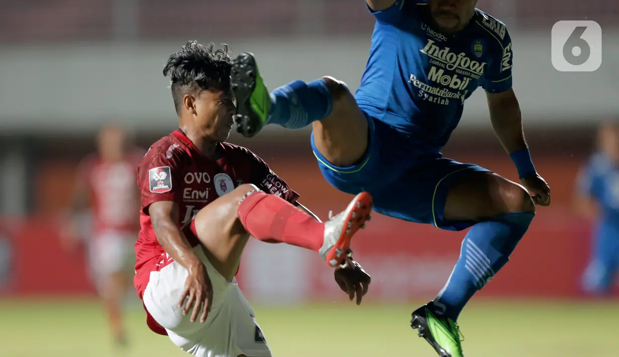 Pemain Bali United, M. Fahmi Al Ayyubi (kiri), berebut bola dengan pemain Persib Bandung, Ardi Idrus, dalam pertandingan Babak Penyisihan Piala Menpora 2021 di Stadion Maguwoharjo, Sleman. Rabu (24/3/2021). Persib bermain imbang 1-1 dengan Bali United. (Bola.com/Arief Bagus)