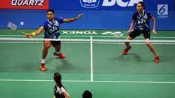 Ganda Campuran Indonesia, Edi Subaktiar/Gloria Emanuelle Widjaja saat melawan Yuta Watanabe/Arisa Higashino (Jepang) di laga pertama Indonesia Open 2017 di Jakarta, Selasa (13/6). Edi/Gloria kalah 18-21, 21-13, 17-21. (Liputan6.com/Helmi Fithriansyah)