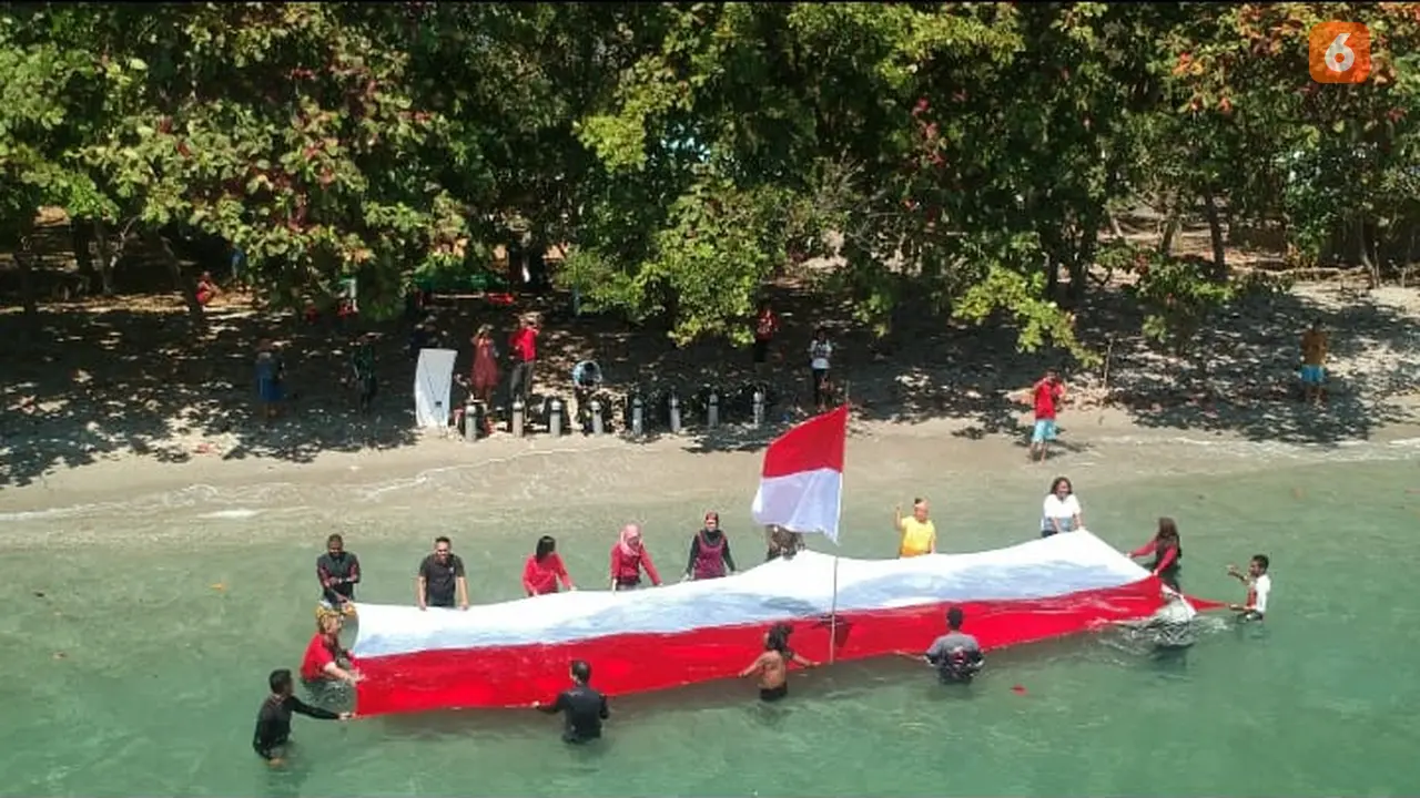 Pengibaran bendera merah putih bawah laut