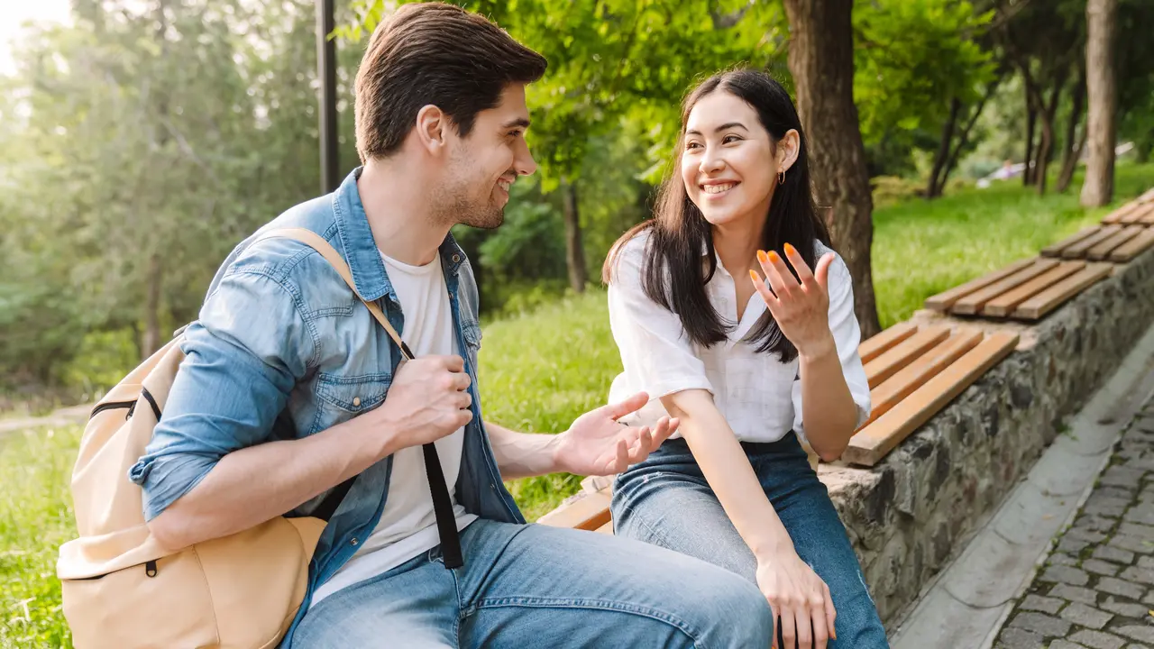 perempuan dan pasangan outdoor 1