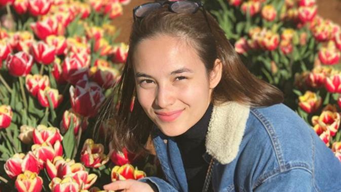 Berfoto di taman bunga. Jadi, Chelsea Islan sama cantiknya dengan bunga atau lebih cantik dari bunga? (Liputan6.com/IG/chelseaislan)
