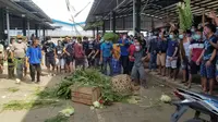 Ratusan pedagang di Pasar Induk Jatiuwung, Kota Tangerang, Banten, melakukan aksi protes dengan membuang barang dagangan mereka lantaran mengaku rugi besar, Senin (3/1/2022). (Liputan6.com/Pramita Tristiawati)
