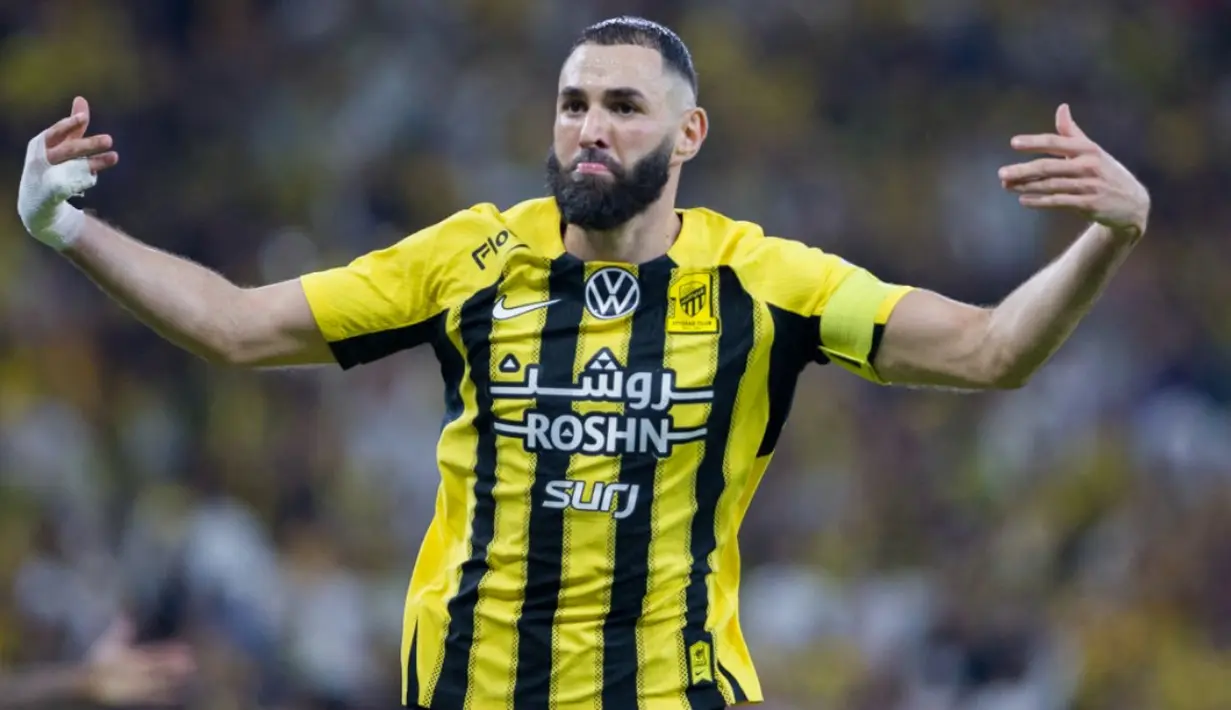 <p>Pemain depan Ittihad asal Prancis bernomor punggung 09, Karim Benzema, merayakan golnya selama pertandingan Liga Pro Saudi antara Al-Ittihad dan Al-Nassr di King Abdullah Sports City di Jeddah pada tanggal 6 Desember 2024. (AFP)</p>