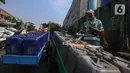 Keberadaan pedagang air bersih keliling sedikit membantu warga. (Liputan6.com/Angga Yuniar)
