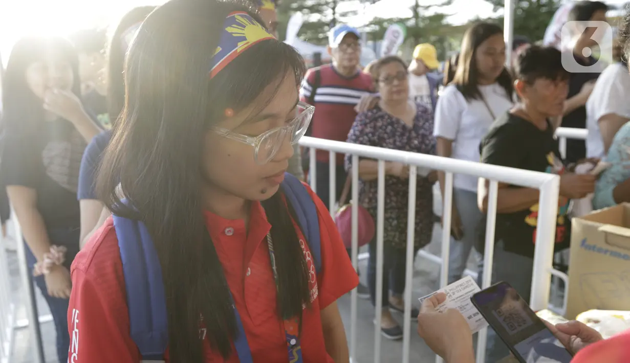 Penonton bersiap masuk stadion jelang upacara pembukaan SEA Games 2019 di Philipine Arena Bulacan, Manila, Sabtu (30/11/2019). Pesta olahraga se-Asia Tenggara ini akan berlangsung hingga 11 Desember. (Bola.com/M Iqbal Ichsan)