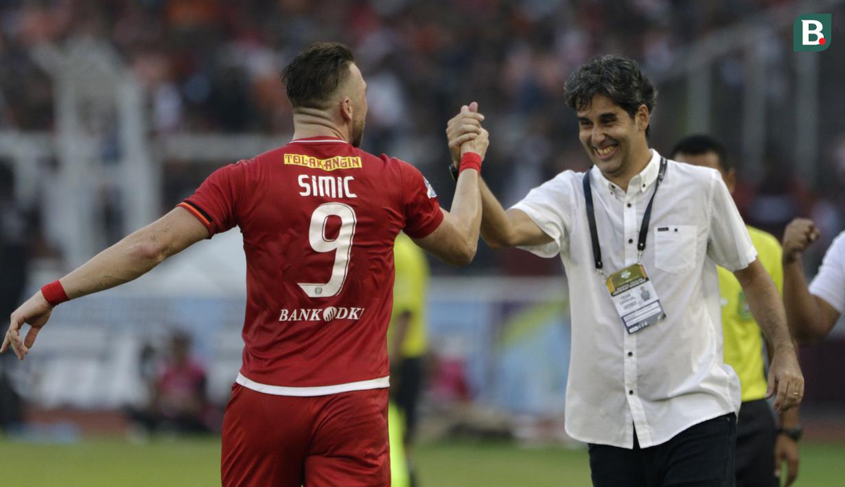 Striker Persija, Marko Simic, bersama pelatih Stefano Teco merayakan gol yang ke gawang Persela pada laga Liga 1 di SUGBK, Jakarta, Selasa (20/11). Persija menang 3-0 atas Persela. (Bola.com/Yoppy Renato)