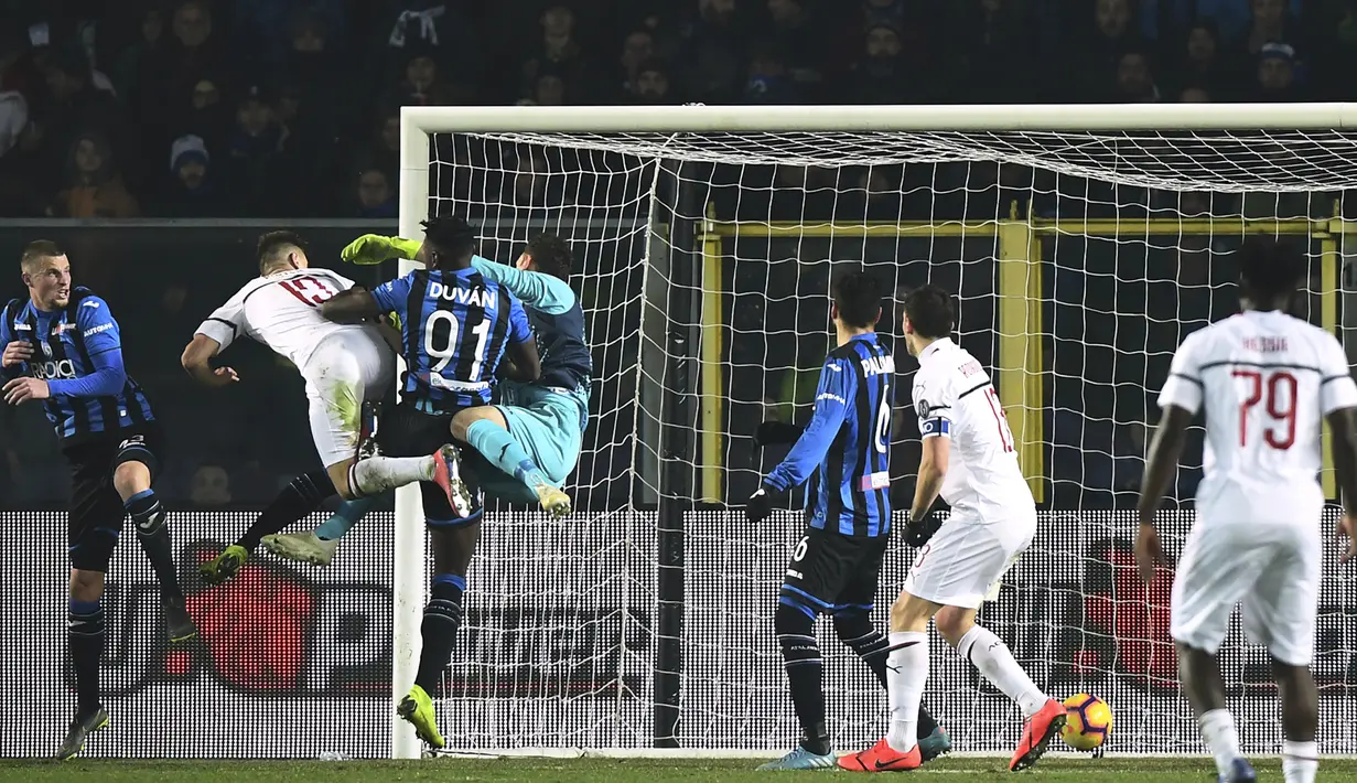 Proses terjadinya gol yang dicetak striker AC Milan, Krzysztof Piatek, ke gawang Atalanta pada laga Serie A di Stadion Atleti Azzurri d'Italia di Bergamo, Sabtu (16/2). Atalanta kalah 1-3 dari Milan. (AFP/Miguel Medina)