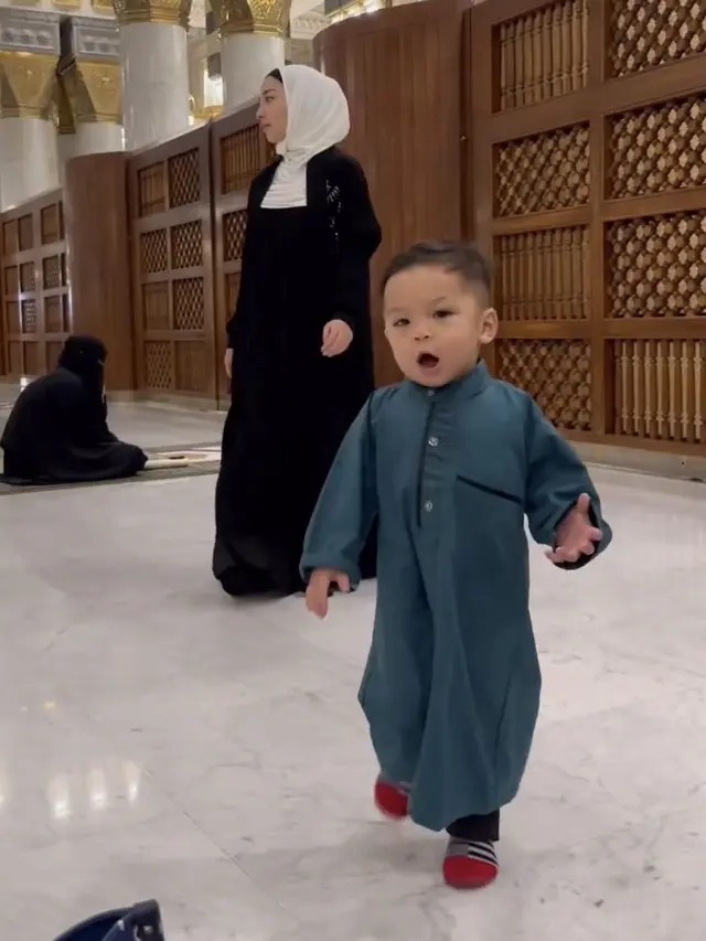 Gaya Baby Issa Saat Umrah Bersama Nikita Willy. [@yorafebrina]