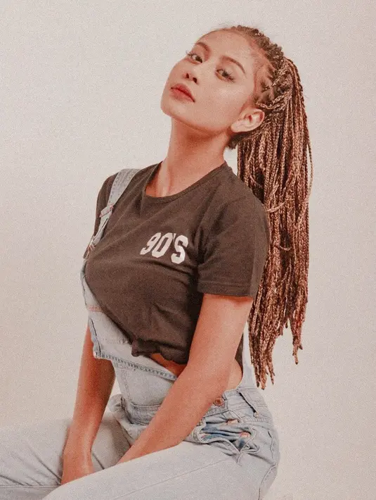 Tak hanya itu, tak mau monoton dengan gaya rambut itu-itu saja kali ini Awkarin dengan rambut gimbal panjang.(Liputan6.com/Instagram/@awkarin)