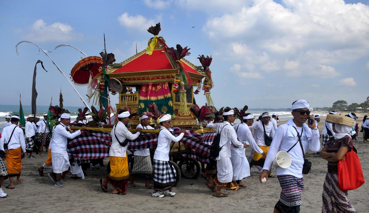 <p>Melasti adalah festival penyucian yang diadakan beberapa hari sebelum "Nyepi", hari hening. (AFP/SONNY TUMBELAKA)</p>