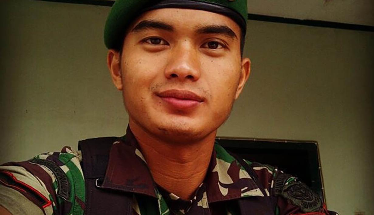 Kiper utama PS TNI, Dhika Bayangkara, senyum kecil saat bergaya dengan seragam TNI. (Instagram)